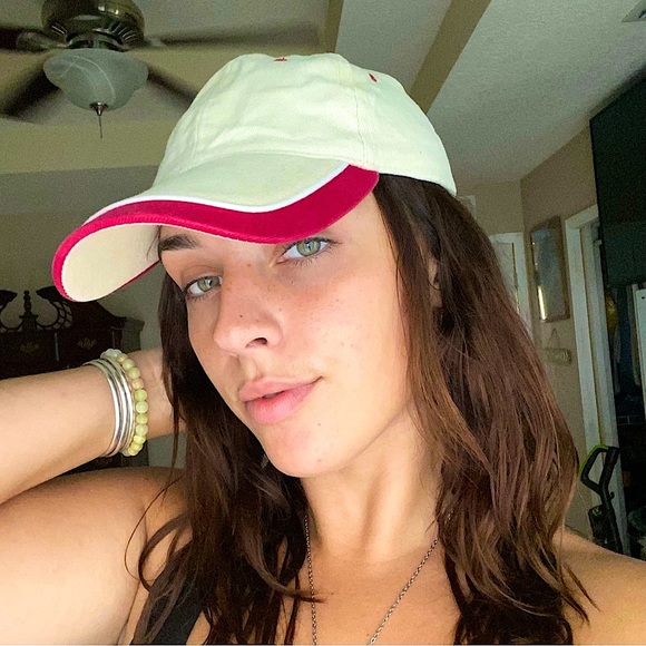 ✨✨Cream and Red Rim Baseball Cap✨ - Picture 2 of 6
